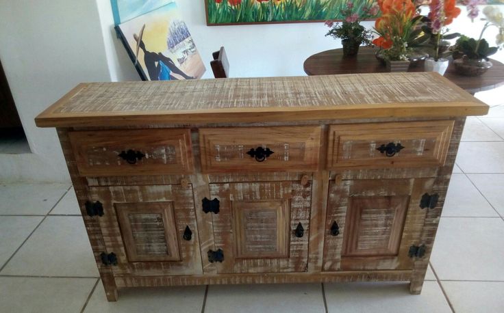 Um armário tipo "cômoda" em madeira de lei de demolição, estilo rústico pintado