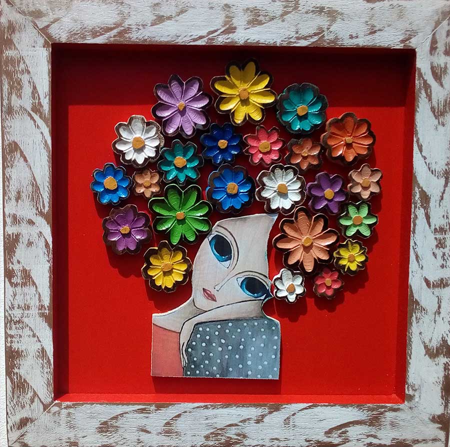 Quadro de flores recortadas em madeira com fundo vermelho vermelho